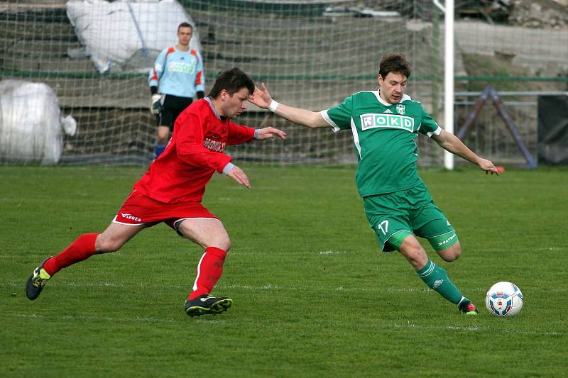 Karviná B (v zeleném) zvládla derby s Bohumínem.