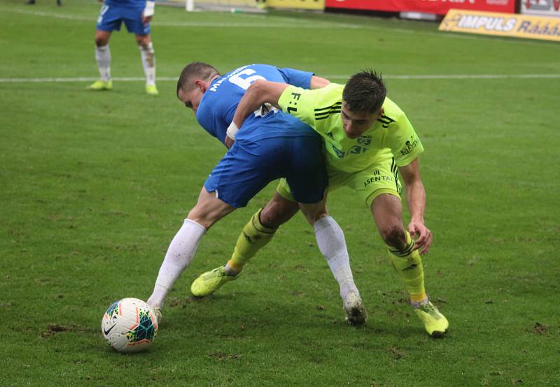 Karvinští fotbalisté (v zelenkavém) prohráli v Liberci 0:3.