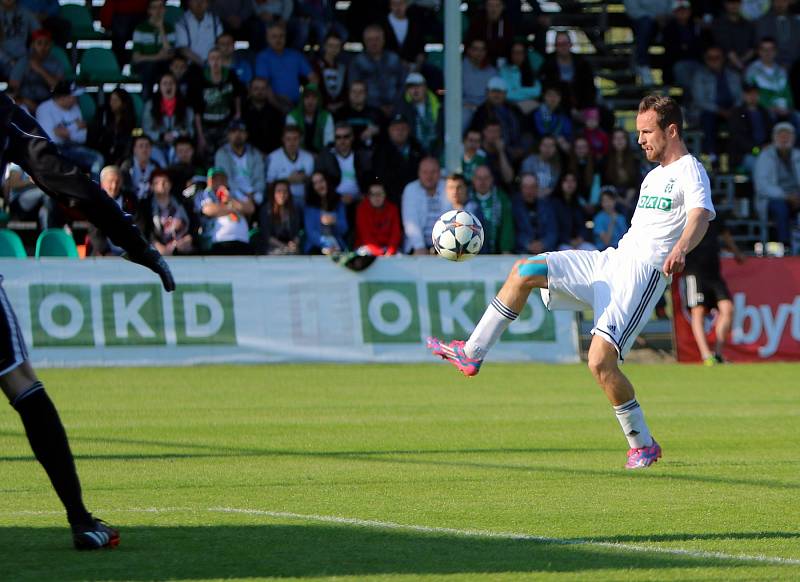 Karviná (v bílém) si doma poradila s béčkem Olomouce 2:0.