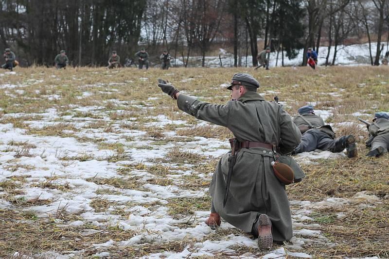 100 let od tzv. Sedmidenní války mezi Českem a Polskem o slezské území připomněla v sobotu odpoledne rekonstrukce válečné bitvy, která se konala v polském Skočově za účasti polských i českých vojensko-historických skupin.