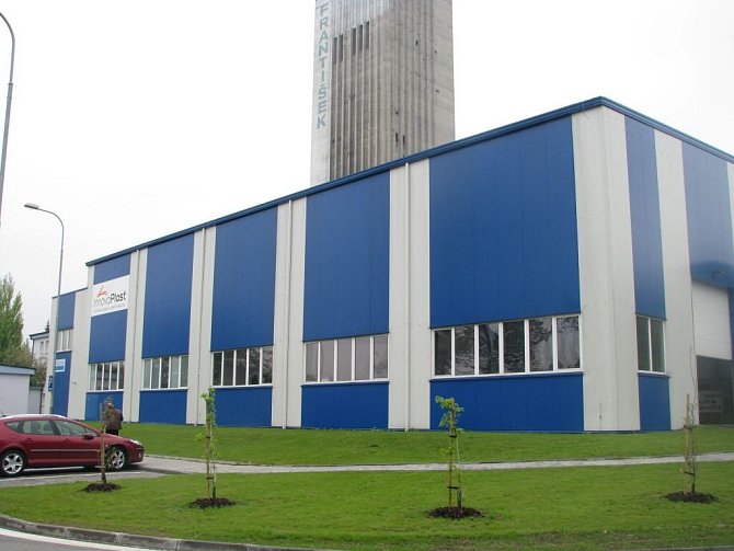 V průmyslové zóně v Horní Suché se vyrábějí například plastové výrobky pro farmaceutický průmysl nebo důlní závěsné lokomotivy.