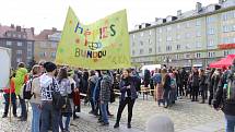 V Českém Těšíně uspořádali v pátek studenti středních škol tradiční majáles. Tentokrát ve stylu hippies.