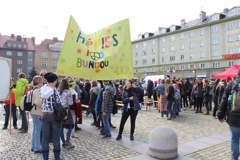 V Českém Těšíně uspořádali v pátek studenti středních škol tradiční majáles. Tentokrát ve stylu hippies.