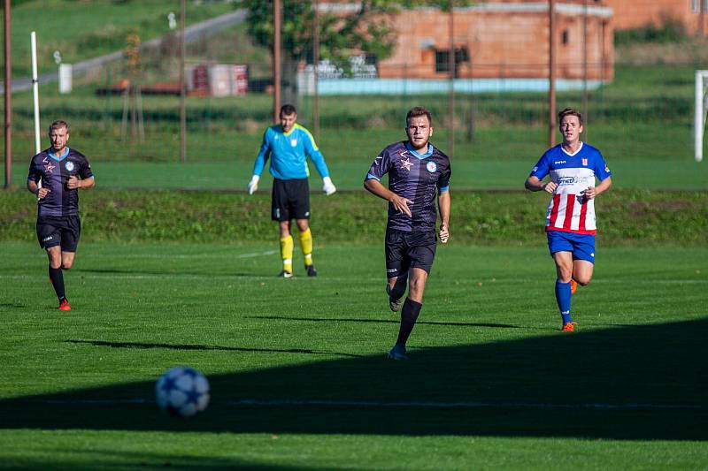 Okresní derby o prvenství v I.A třídě zvládla Orlová (tmavé dresy), která vyhrála v Albrechticích 2:1.