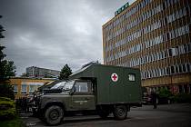 Armádní zdravotníci přijeli na pomoc s plošným testováním zaměstnanců Dolu Darkov v souvislosti s nákazou koronaviru (DOVID-19).