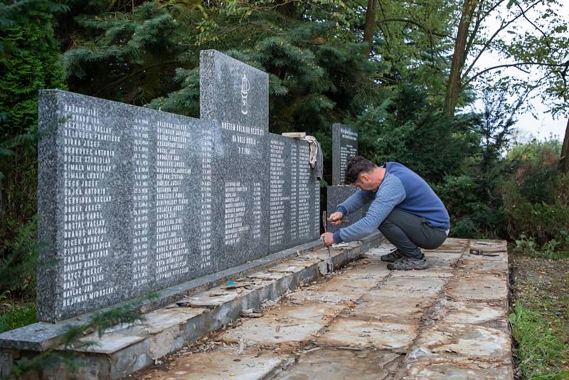 Kameníci rozebrali pomník obětem důlního neštěstí na Dole Dukla v roce 1961 a budou jej v Těrlicku renovovat.