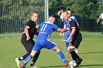 Derby o vedení v I.B třídě zvládly Věřňovice (v modrém), které porazily Záblatí 3:2.