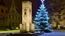 Vánoční strom ve Starém Bohumíně na náměstí Svobody. Městské části jej ze své zahrady daroval sám starosta Petr Vícha.