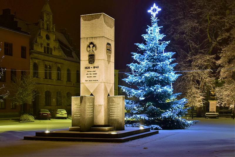 Vánoční strom ve Starém Bohumíně na náměstí Svobody. Městské části jej ze své zahrady daroval sám starosta Petr Vícha.