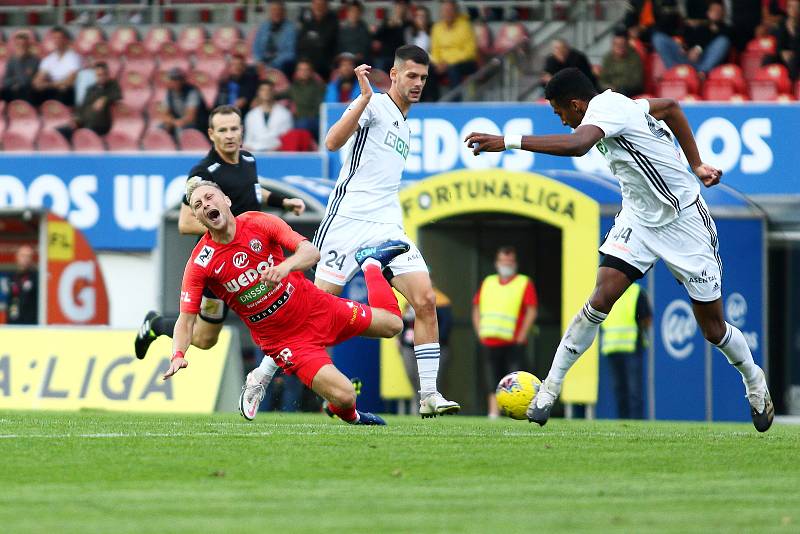 Fotbalisté Karviné (v bílém) zvládli zápas v Brně 2:0.