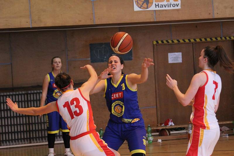 Mladé basketbalistky Havířova (v bílém) v souboji s Litoměřicemi.