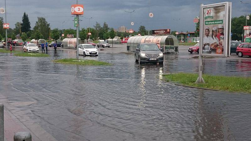 Zaplaveno bylo i parkoviště před hypermarketem Globus.