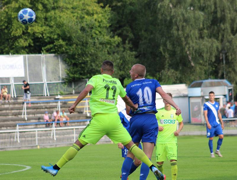 Karvinští fotbalisté (v zeleném) vyhráli ve Frýdku-Místku 3:1.