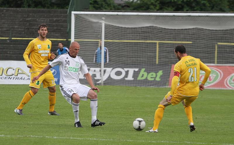 Z utkání Karviná (v bílém) - Sokolov 1:0.