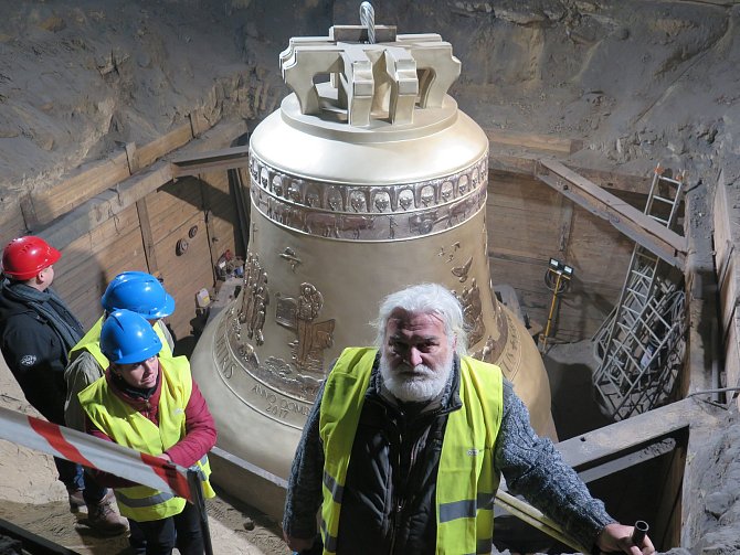 Karvinští farníci si prohlédli největší zvon na světě, který odlili zvonaři v polském Krakově.