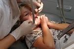 V některých regionech je zubařů nedostatek, když se pak objeví nový, často se na registraci stojí fronty. Zubařů je přitom podle jejich komory v Česku dostatek.
