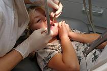 V některých regionech je zubařů nedostatek, když se pak objeví nový, často se na registraci stojí fronty. Zubařů je přitom podle jejich komory v Česku dostatek.