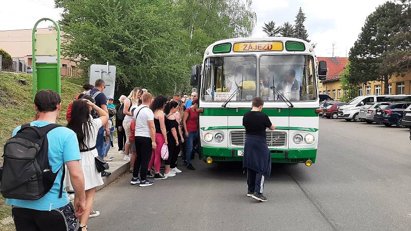 1. Gastrofestival v Petrovicích. 21. května 2022. Návštěvníky vozil od nádraží retroautobus.