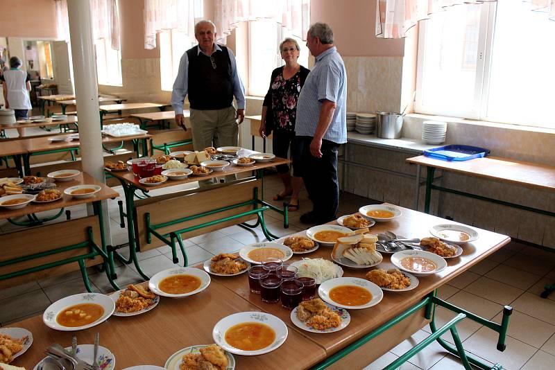 ADRA pomáhá dětem a rodinám v Mukačevu a okolí. Škola v centru Mukačeva, kde obědy některým dětem platí čeští dárci.