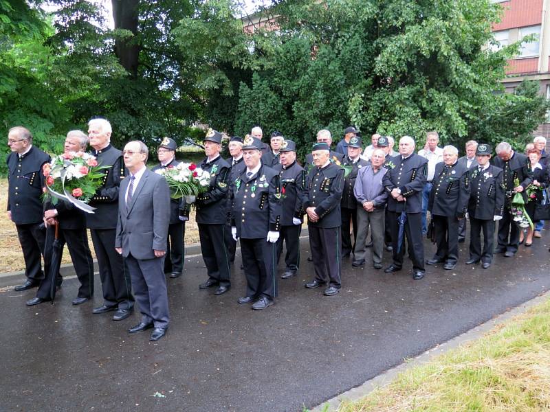 Páteční pieta u památníku důlního neštěstí na Dole Dukla v Havířově-Dolní Suché, při kterém 7. července 1961 zahynulo 108 horníků.