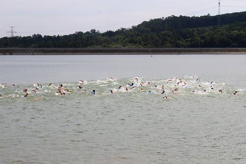 Přátelská a příjemná atmosféra a vynikající sportovní výkony na trati. Takový byl letošní Albrechtický triatlon, kde krom dospělých startovaly i dětské kategorie.