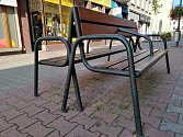 Český Těšín instaloval v centru města speciální lavičku, která má opěradlo i uprostřed sedadla. To proto, aby na lavičce nepolehávali bezdomovci.