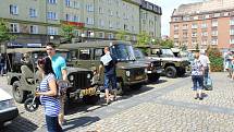 Náměstí ČSA v Těšíně v sobotu zaplnily vojenské vozy.