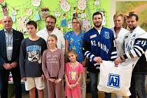 Hráči Filip Seman a Bronislav Rehuš z hokejového klubu AZ Residomo Havířov navštívili dětské oddělení Nemocnice s poliklinikou v Havířově.