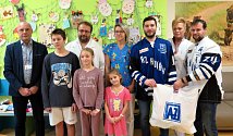 Hráči Filip Seman a Bronislav Rehuš z hokejového klubu AZ Residomo Havířov navštívili dětské oddělení Nemocnice s poliklinikou v Havířově.
