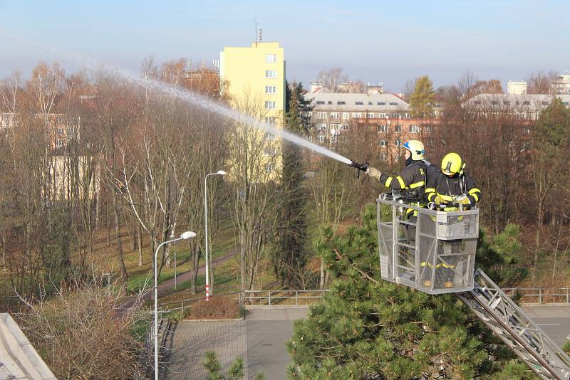 Cvičení hasičů na střeše zimního stadionu v Havířově.