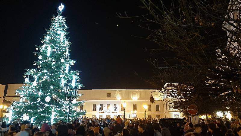 Karvinský vánoční jarmark, rozsvícení stromu, Karviná, 27. listopadu 2022.