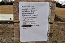 Vzkaz místním lidem u základové desky připravované novostavby v Rychvaldu obratem vystřídal vzkaz nový.