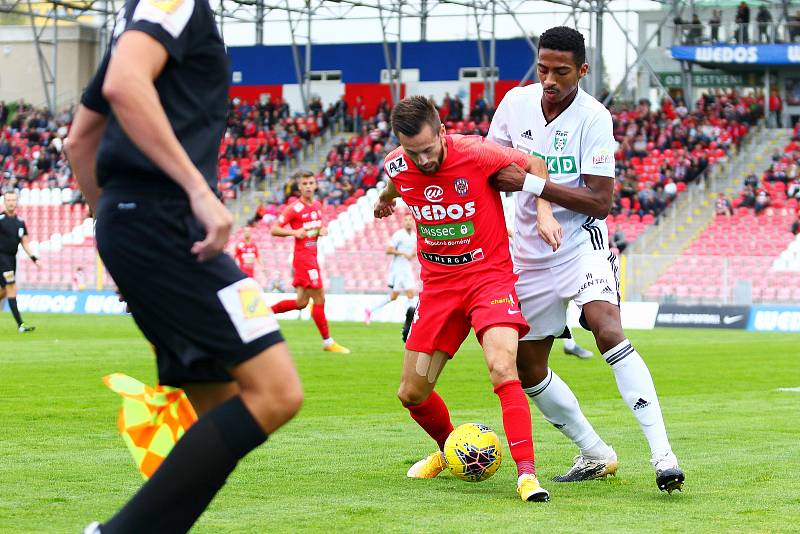 Fotbalisté Karviné (v bílém) zvládli zápas v Brně 2:0.