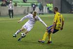 V posledním utkání 19. kola nejvyšší fotbalové soutěže porazili Karvinští (v bílém) Zlín 1:0.