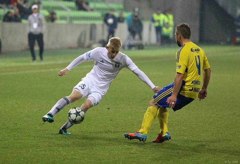 V posledním utkání 19. kola nejvyšší fotbalové soutěže porazili Karvinští (v bílém) Zlín 1:0.