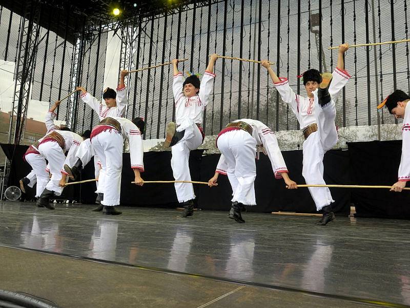 Velkolepé, oku lahodící. Tak by se dalo jednoduše uvést vystoupení slovenského folklorního souboru Lúčnica z Bratislavy na Havířovských slavnostech.