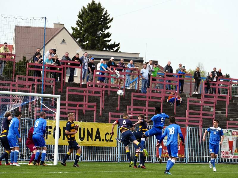 Havířovští fotbalisté (v modrém) přehráli Frýdlant jasně 3:0.