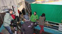 Autoři seriálu Lajna při natáčení na zimním stadionu v Havířově.
