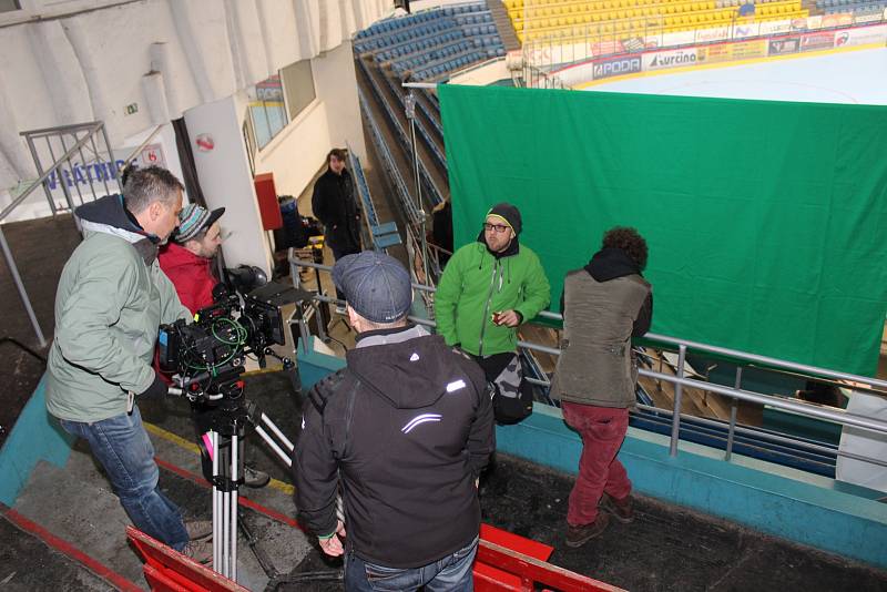 Autoři seriálu Lajna při natáčení na zimním stadionu v Havířově.