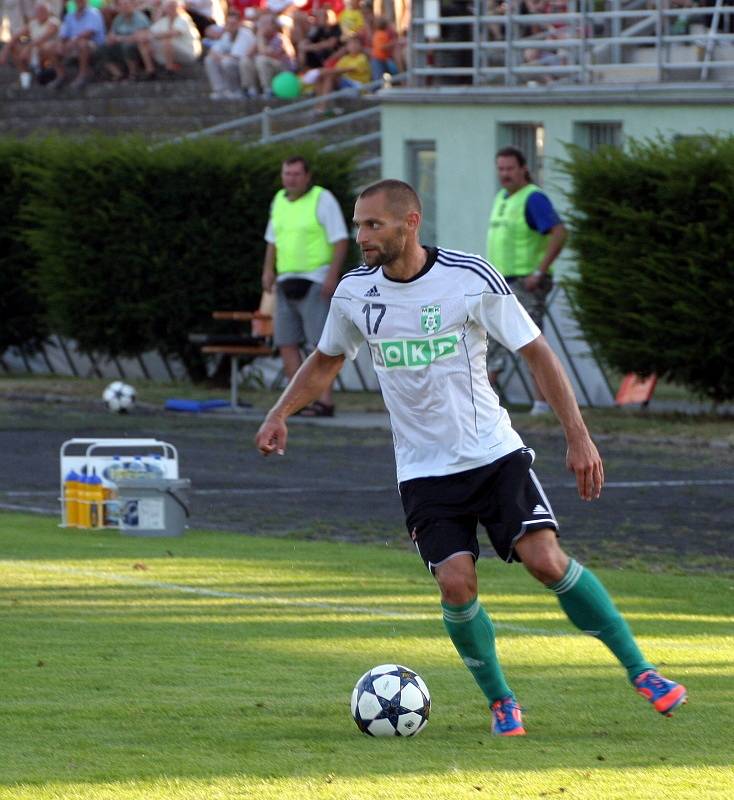 Karvinští fotbalisté (v bílém) zdolali doma Hradec 2:1.