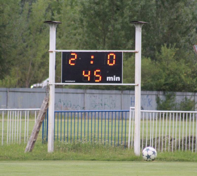 Fotbalisté Karviné (v bílém) si na Slovensku zahráli se Zlatými Moravci. Prohráli 2:3.