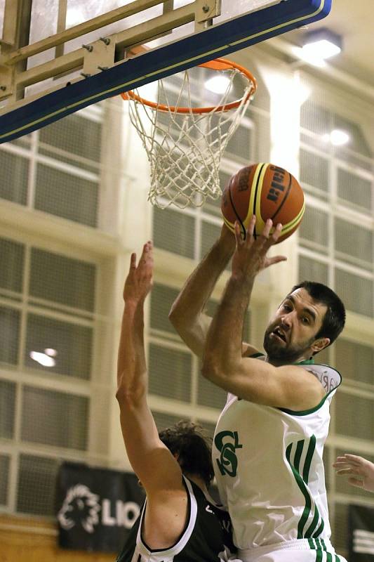 Basketbalisté Karviné (v bílém) zvládli víkend proti těžkým soupeřům z Brna.