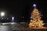 V Orlové mají letos menší vánoční strom. Ten, který na prostranství před restaurací Morava stával stabilně, se letos zlomil, a tak byl narychlo přivezen nový, zdravý.