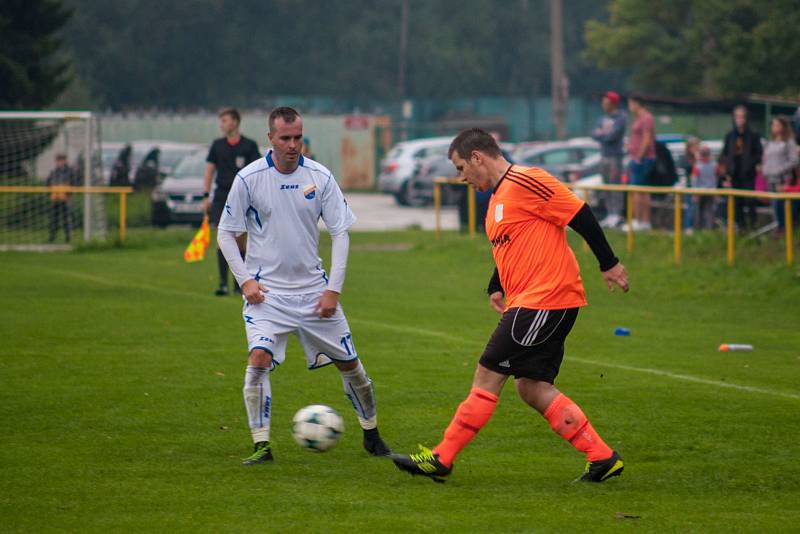 V okresním derby vyhráli fotbalisté Petřvaldu (v bílém) nad béčkem Petrovic.