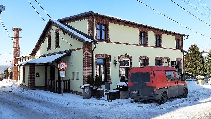 Hornická obec Stonava před 30 lety doslova vstala z popela. Dnes má necelých 2000 obyvatel a velmi dobrou infrastrukturu. Obchody vedle dělnického domu.