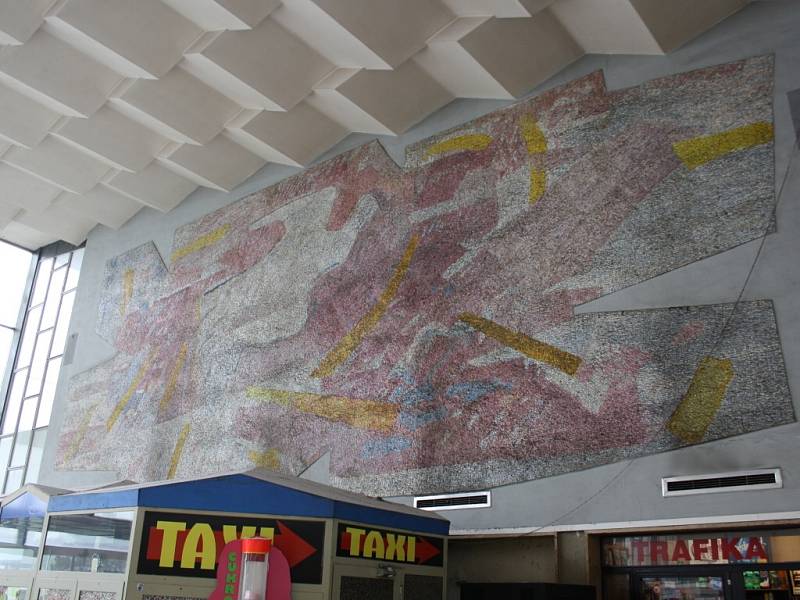 Mozaika v hale havířovského vlakového nádraží. 