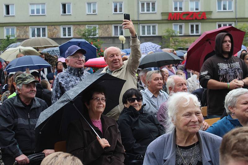 Prezident Miloš Zeman při návštěvě Českého Těšína z pódia mluvil k lidem na náměstí.