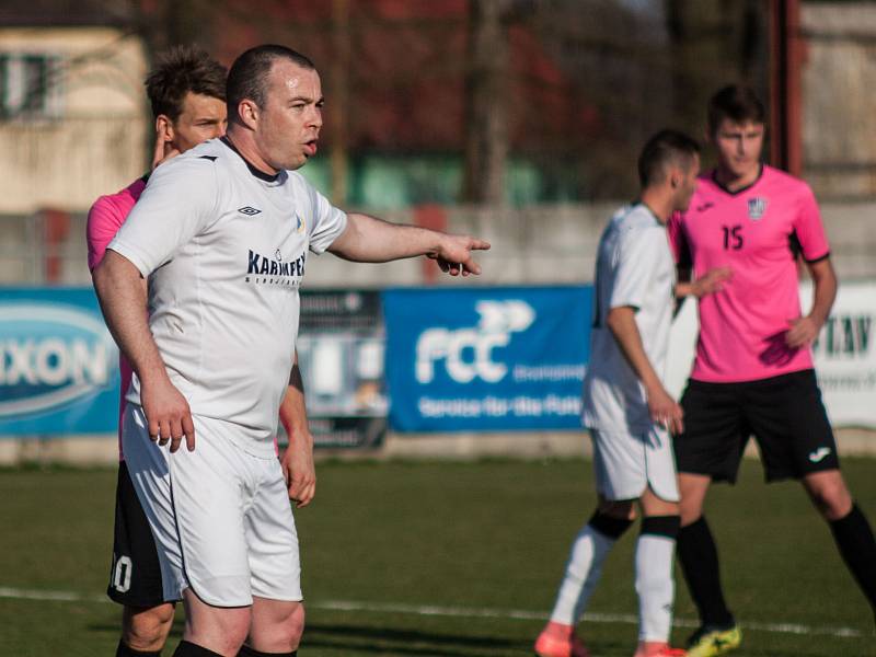 Okresní derby v divizi. Dětmarovice (v bílém) porazily Havířov 1:0.