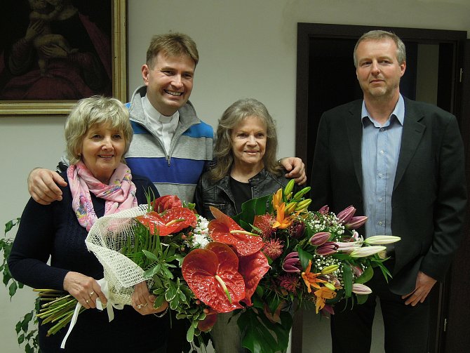Archivní snímek z roku 2016, kdy Eva Pilarová navštívila v Dolní Lutyni svou sestřenici Helenou Štefanovou (vlevo). vzadu farář Marián Pospěcha, Eva Pilarová a starosta obce Pavel Buzek.