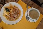 Karviná, restaurace Permon. Menu: polévka pórková, Kuřecí čína, hranolky.